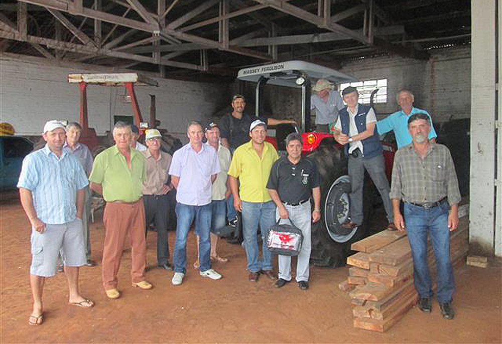 Agricultores acompanham a chegada de equipamentos destinados ao meio rural