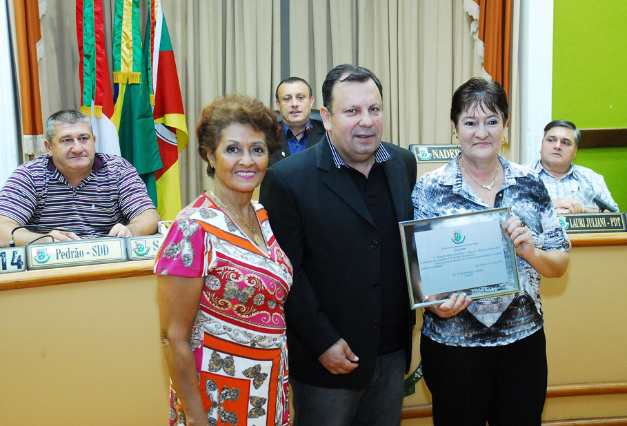 Legislativo Municipal outorga título de Artesã do Ano de 2014