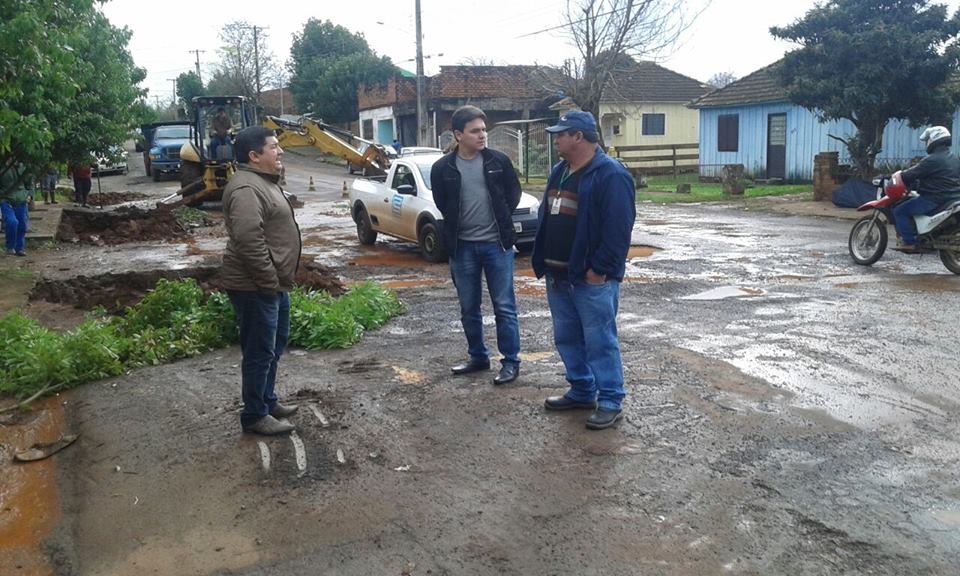 Vereadores acompanham obras no Bairro São Carlos 