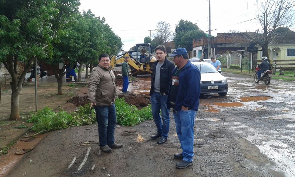 Vereadores acompanham obras no Bairro São Carlos 
