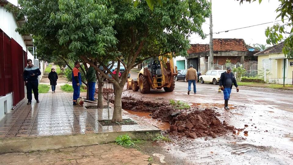 Vereadores acompanham obras no Bairro São Carlos 