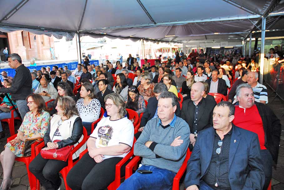 Vereadores são homenageados durante solenidade de abertura do 10º Festival Cidade das Tortas