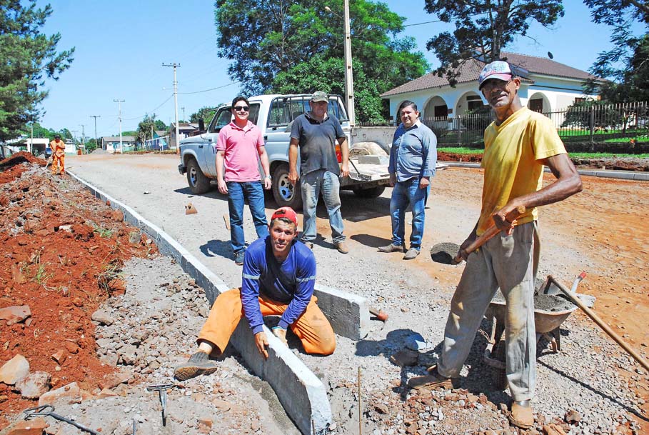 Vereadores acompanham obras no Bairro Garibaldi Carrera Machado 