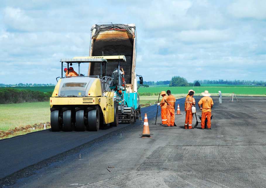 Comitiva acompanha o andamento das obras no Aeroporto de Santo Ângelo