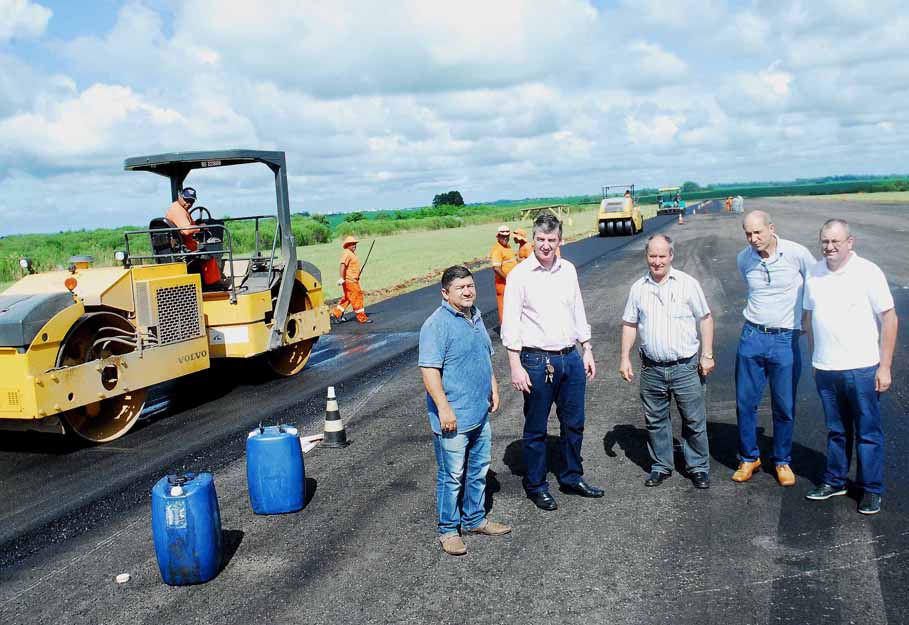 Comitiva acompanha o andamento das obras no Aeroporto de Santo Ângelo