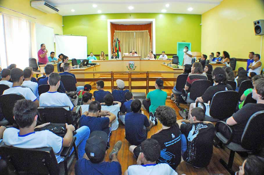 Estudantes lotam o Plenário e discutem sobre implantação do “Passe Livre” em Santo Ângelo
