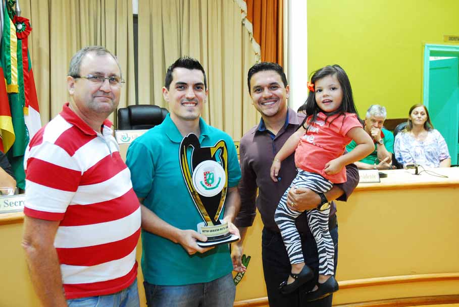 Atletas de várias modalidades foram homenageados pelo Legislativo
