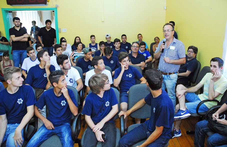 Estudantes lotam o Plenário e discutem sobre implantação do “Passe Livre” em Santo Ângelo