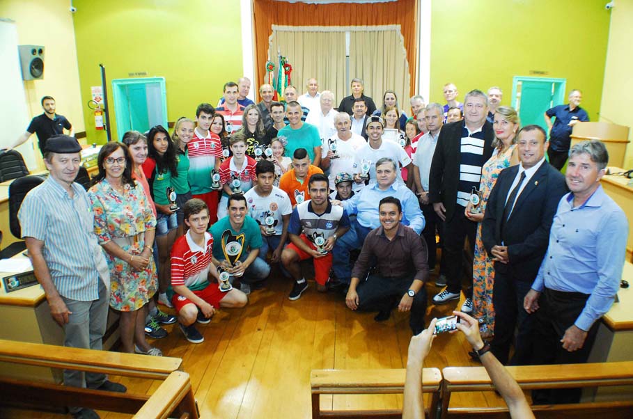 Atletas de várias modalidades foram homenageados pelo Legislativo