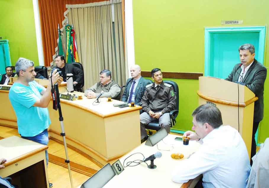 Equipe envolvida no Revezamento da Tocha Olímpica em Santo Ângelo é destaque durante sessão especial no Poder Legislativo