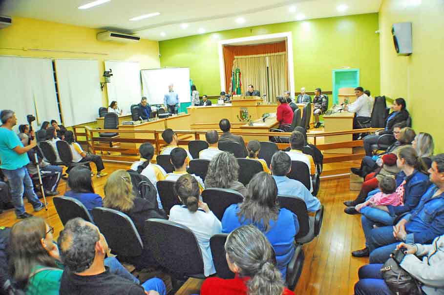 Equipe envolvida no Revezamento da Tocha Olímpica em Santo Ângelo é destaque durante sessão especial no Poder Legislativo