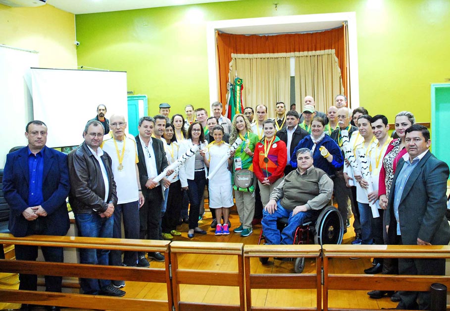 Equipe envolvida no Revezamento da Tocha Olímpica em Santo Ângelo é destaque durante sessão especial no Poder Legislativo