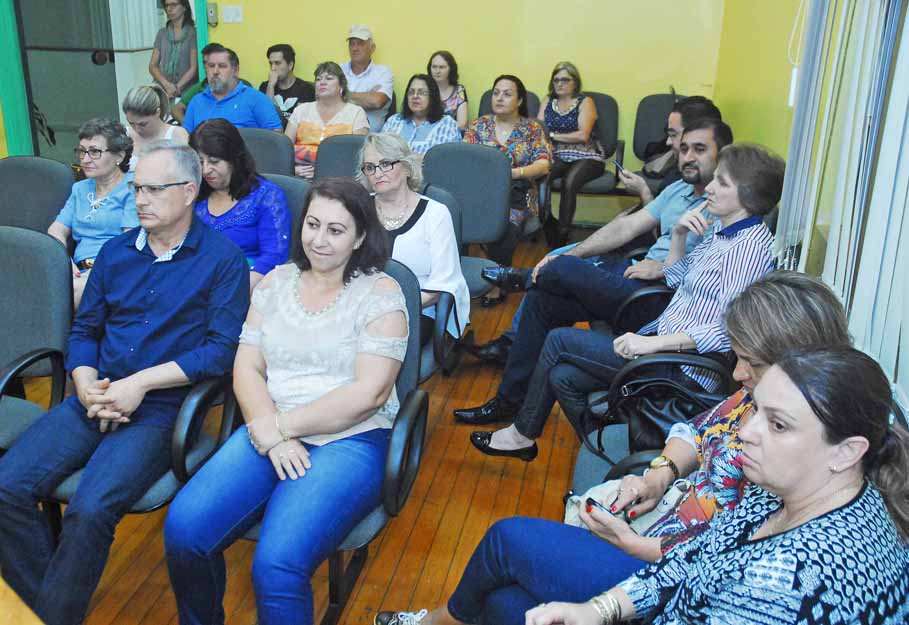 Legislativo entrega Medalha Mérito Funcional a 14 servidores do Município