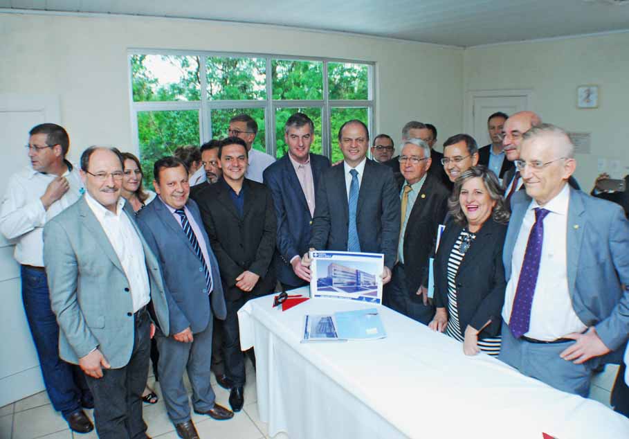 Lideranças oficializam entrega do projeto de ampliação do HSA