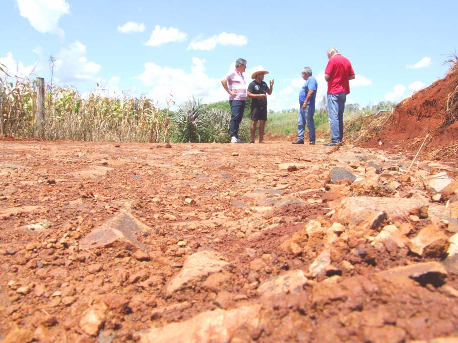 Presidente da Câmara, Adolar Queiroz, confere resultado das obras em vias do bairro Industrial