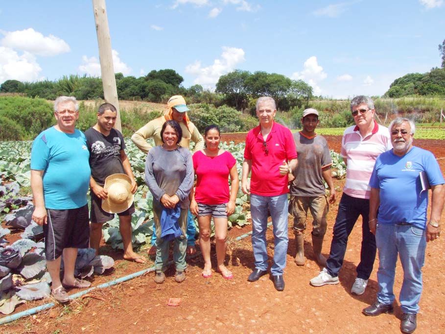 Presidente da Câmara, Adolar Queiroz, confere resultado das obras em vias do bairro Industrial