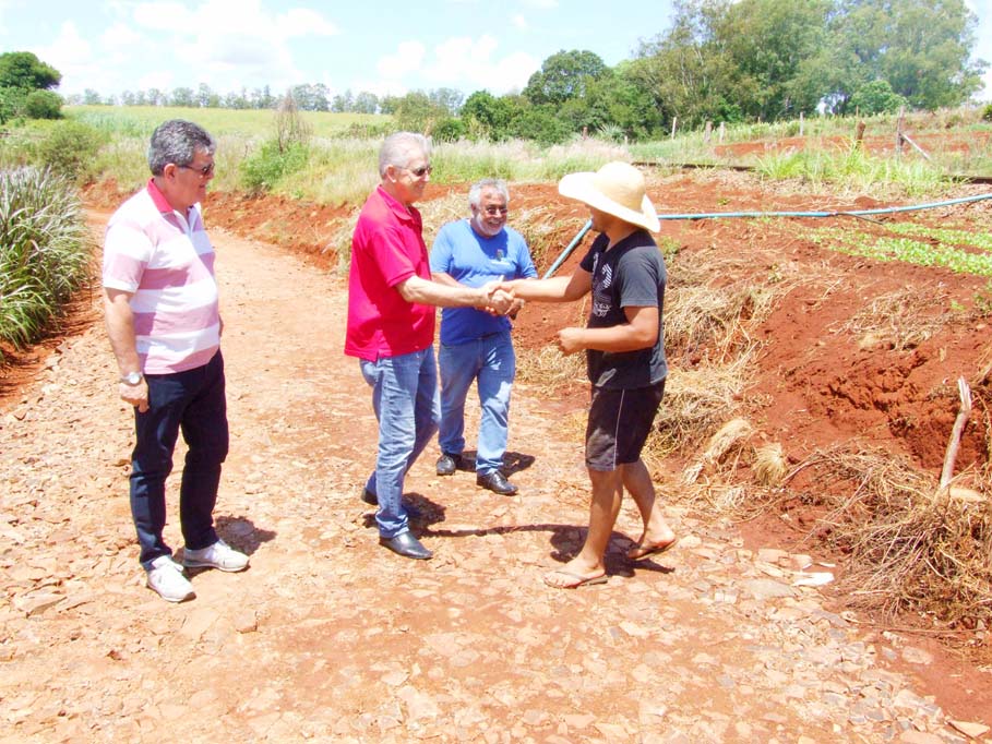 Presidente da Câmara, Adolar Queiroz, confere resultado das obras em vias do bairro Industrial