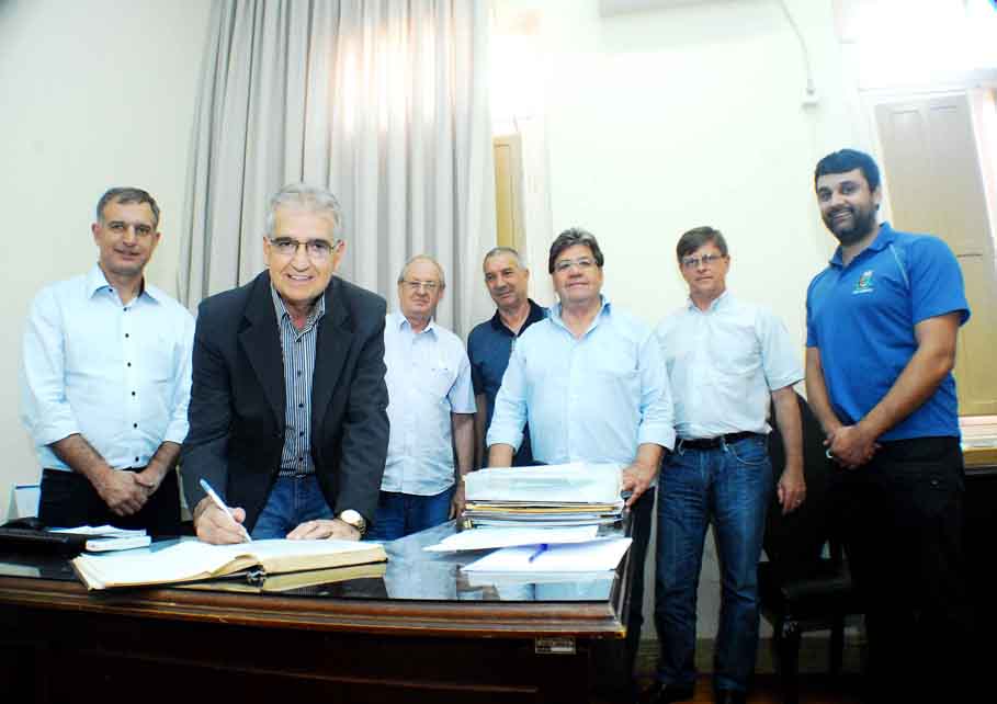 Presidente da Câmara, Adolar Queiroz, assume a chefia do Executivo
