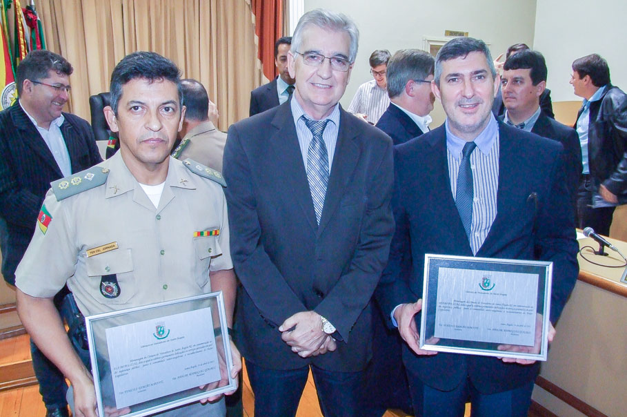 Sessão Solene no Legislativo  presta homenagem ao Policial Civil e Militar 