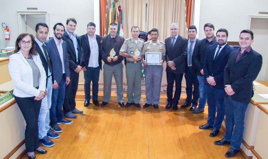 Sessão Solene no Legislativo  presta homenagem ao Policial Civil e Militar 