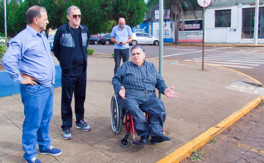 Solicitação do vereador Lauri Juliani é atendida e DMT instala faixa elevada nas proximidades do Colégio Sepé e IESA