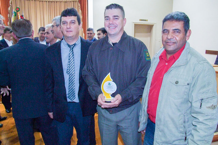 Sessão Solene no Legislativo  presta homenagem ao Policial Civil e Militar 