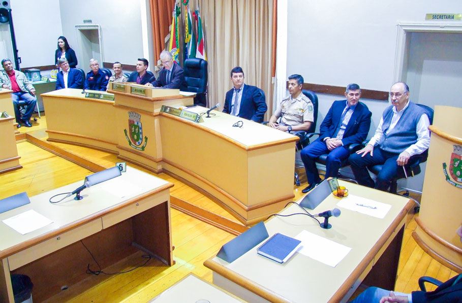 Sessão Solene no Legislativo  presta homenagem ao Policial Civil e Militar 