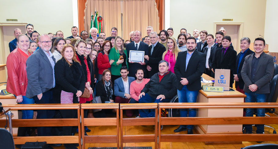 URI recebe homenagem durante sessão no Legislativo Municipal 