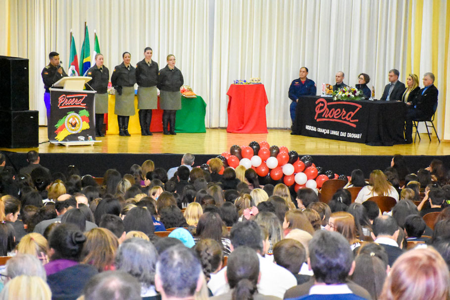 Câmara acompanha a formatura das 526 crianças no Programa Educacional de Resistência as Drogas e Violência
