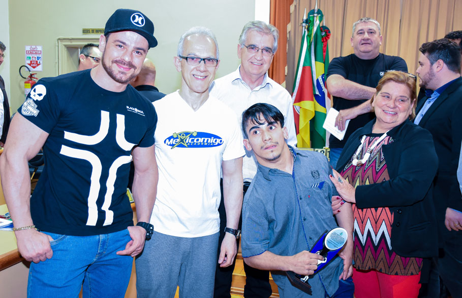 Câmara de Vereadores presta homenagem ao atleta Anderson Oliveira e aos profissionais da área de Educação Física