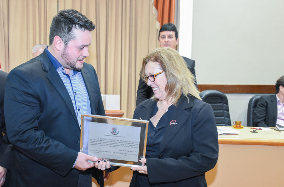 Câmara de Vereadores presta homenagem ao atleta Anderson Oliveira e aos profissionais da área de Educação Física