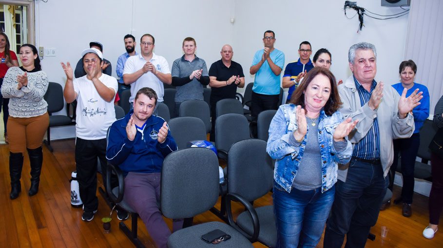 Câmara de Vereadores presta homenagem ao atleta Anderson Oliveira e aos profissionais da área de Educação Física