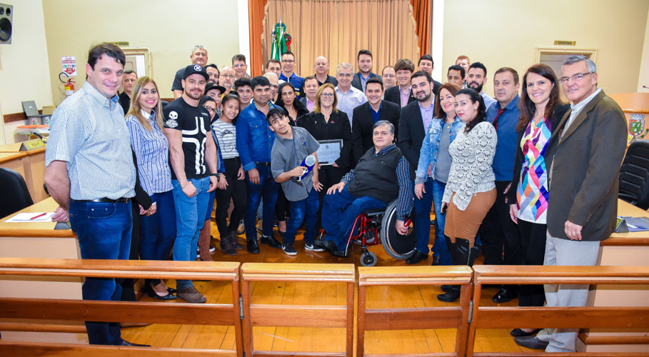 Câmara de Vereadores presta homenagem ao atleta Anderson Oliveira e aos profissionais da área de Educação Física