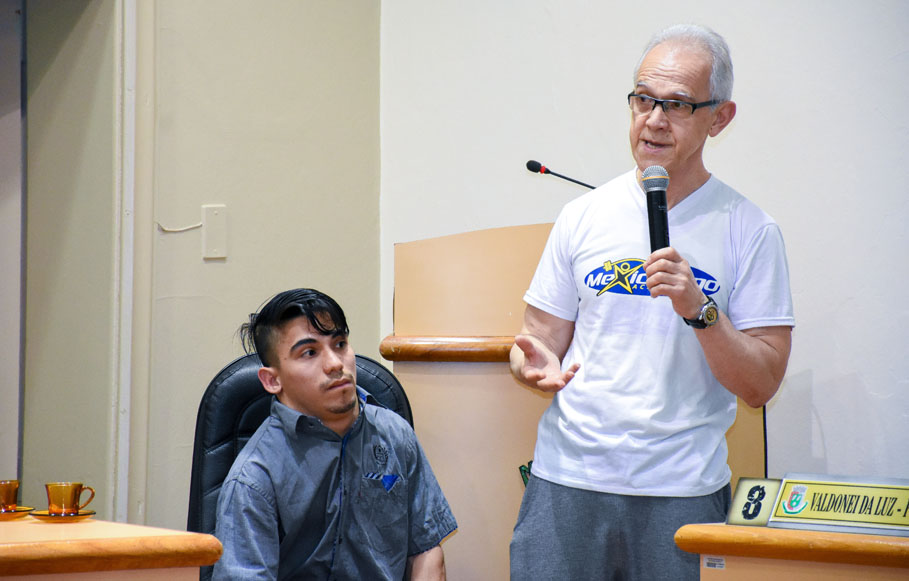 Câmara de Vereadores presta homenagem ao atleta Anderson Oliveira e aos profissionais da área de Educação Física