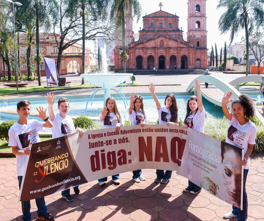 Câmara, Prefeitura e Escola Adventista promovem Passeata 'Quebrando o Silêncio'. Objetivo é combater o abuso e a violência doméstica