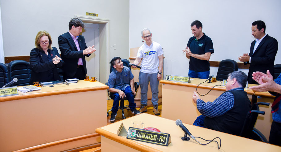 Câmara de Vereadores presta homenagem ao atleta Anderson Oliveira e aos profissionais da área de Educação Física