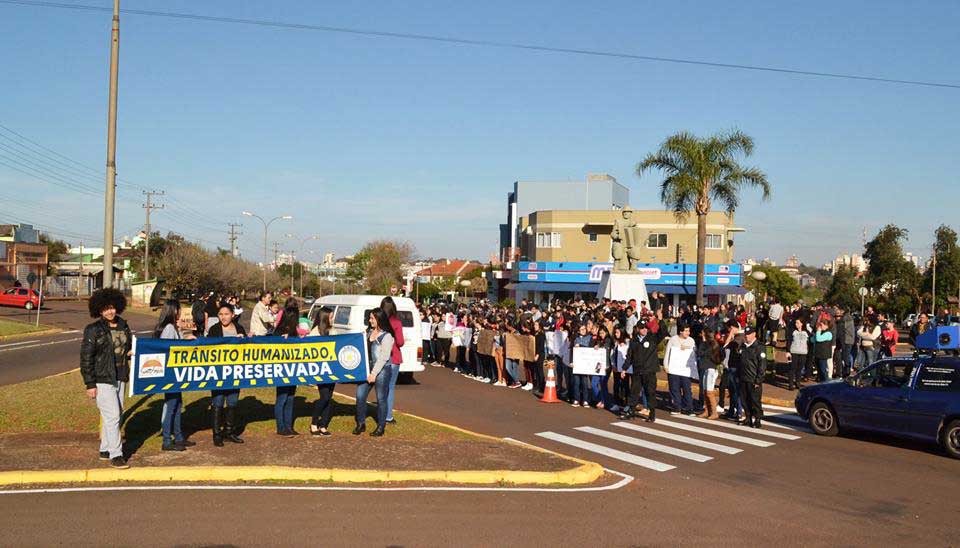 MANIFESTAÇÃO:  Estudantes do IEE Odão Felippe Pippi pedem mais Segurança no Trânsito.