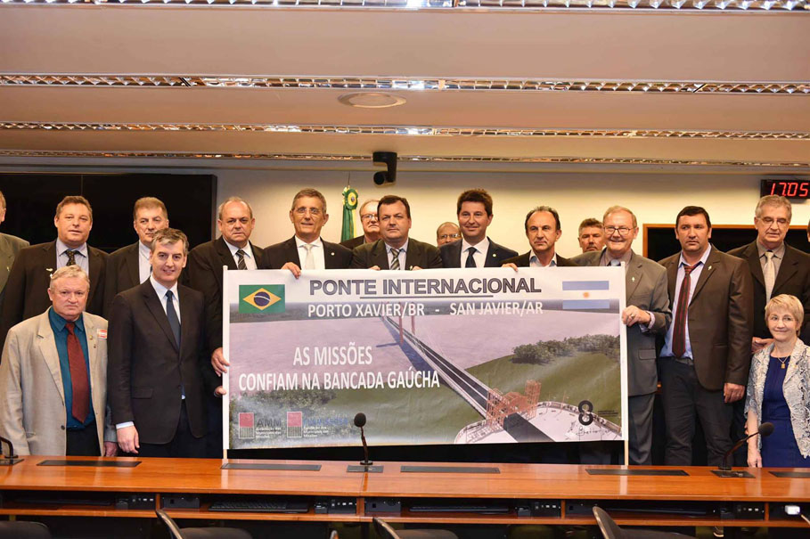 Construção da ponte internacional e recursos para projetos ligados à área do turismo pautam reuniões em Brasília