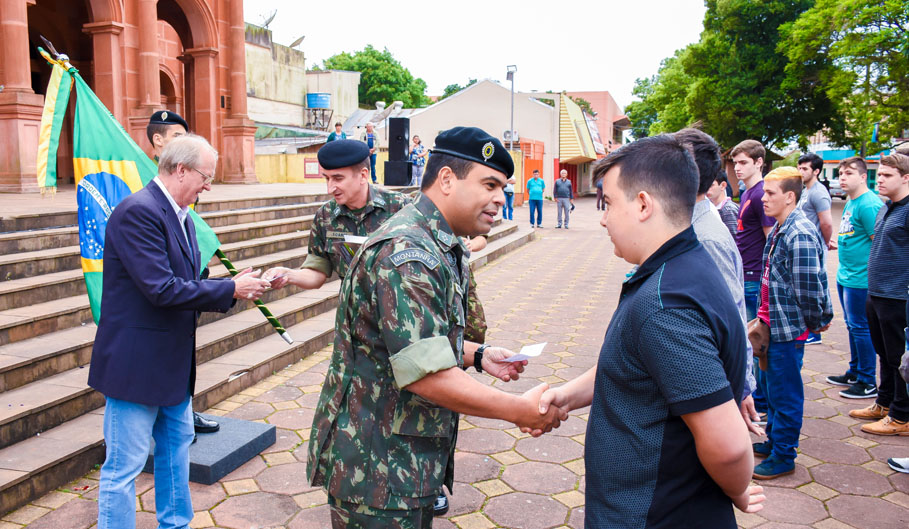 Presidente em exercício acompanha cerimônia de Juramento à Bandeira e Dispensa Militar de 200 jovens 
