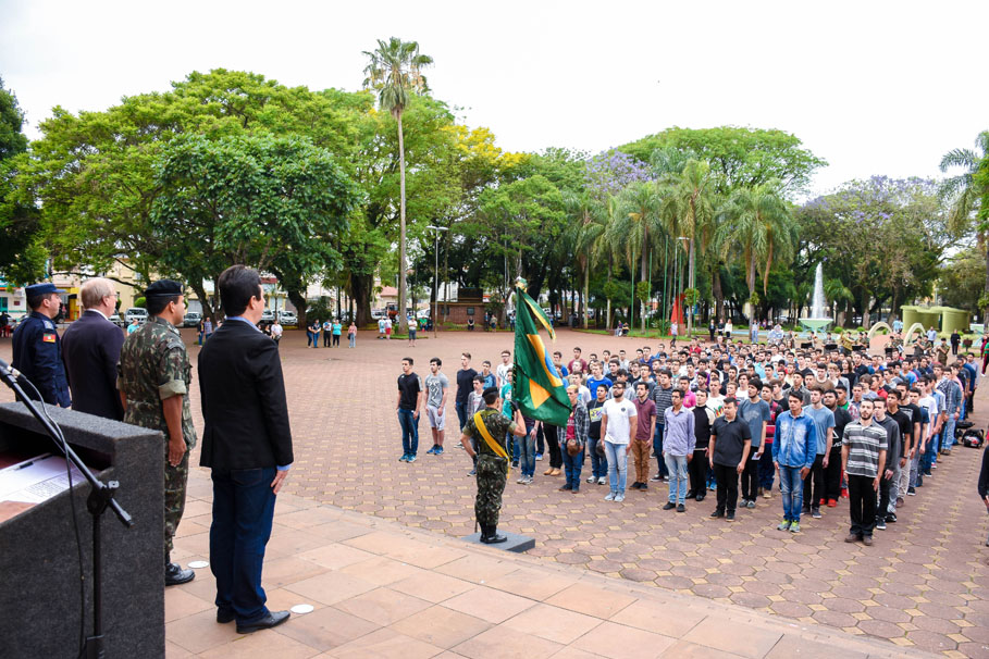 Presidente em exercício acompanha cerimônia de Juramento à Bandeira e Dispensa Militar de 200 jovens 