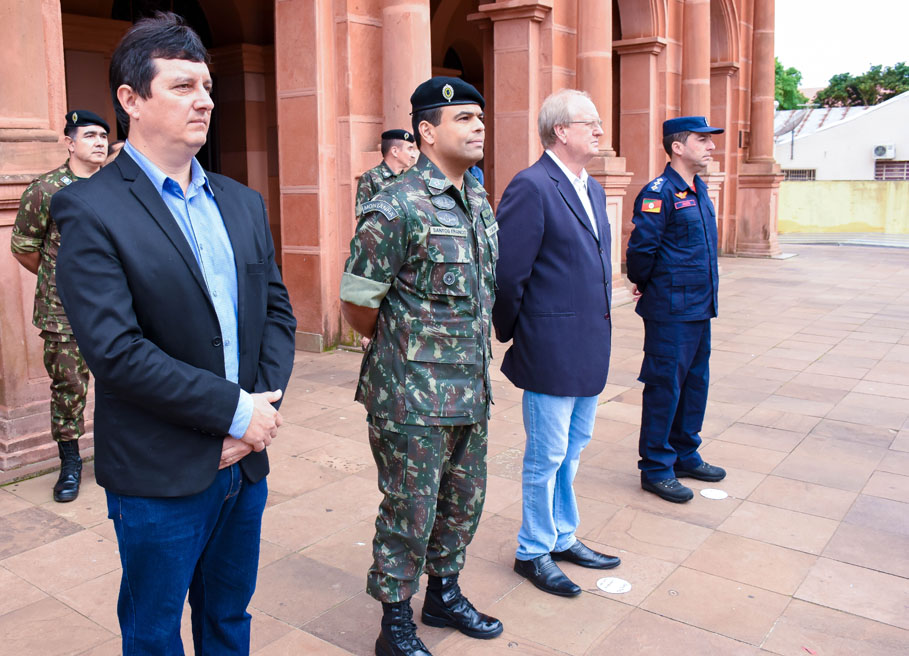Presidente em exercício acompanha cerimônia de Juramento à Bandeira e Dispensa Militar de 200 jovens 