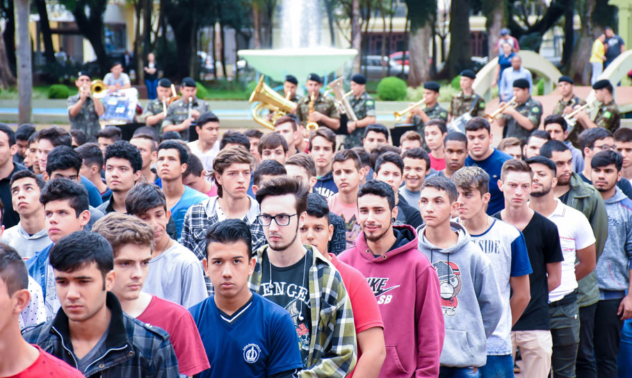 Presidente em exercício acompanha cerimônia de Juramento à Bandeira e Dispensa Militar de 200 jovens 
