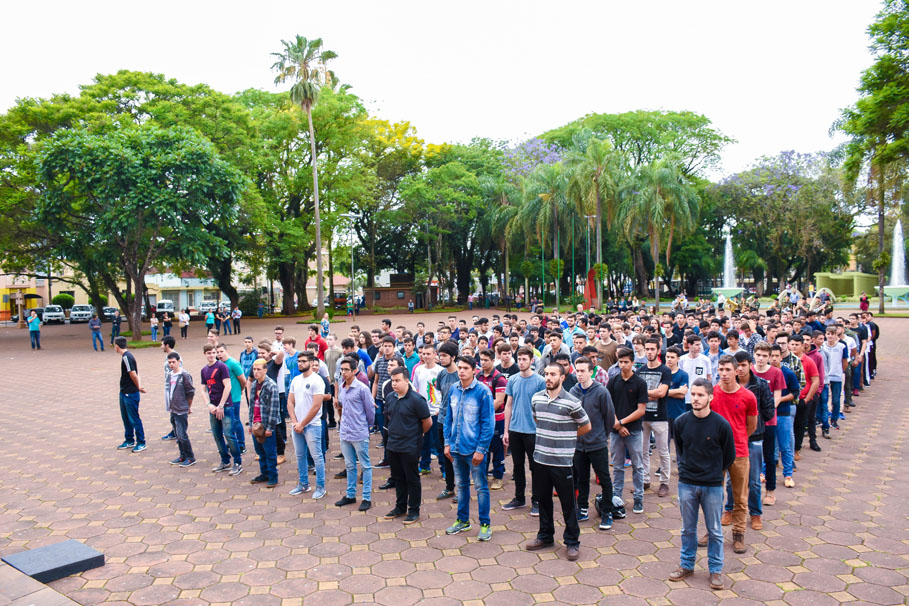 Presidente em exercício acompanha cerimônia de Juramento à Bandeira e Dispensa Militar de 200 jovens 