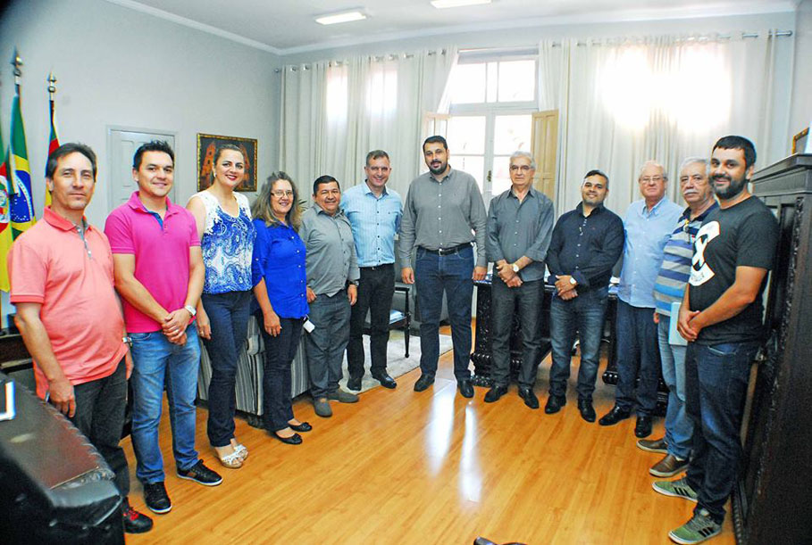 Legislativo acompanha cerimônia de posse do novo Secretário de Habitação, Rodrigo Flores
