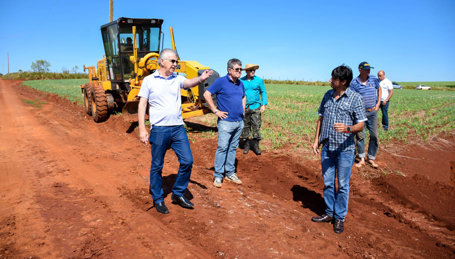 Câmara acompanha obras de recuperação de estradas do interior do município