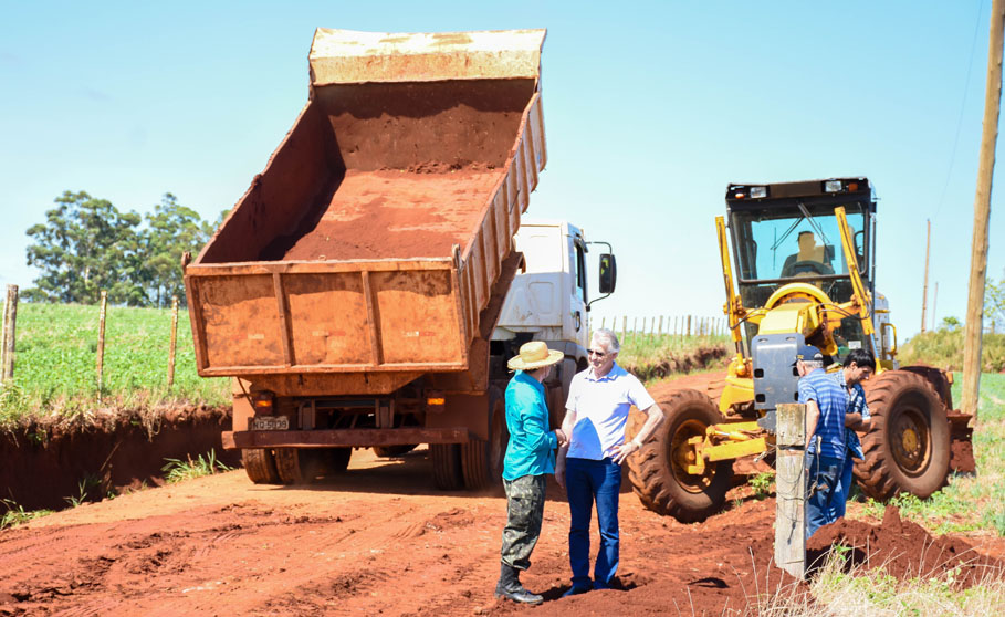 Câmara acompanha obras de recuperação de estradas do interior do município