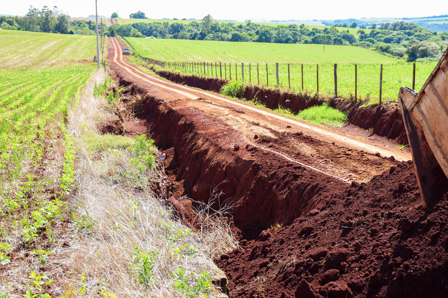 Câmara acompanha obras de recuperação de estradas do interior do município