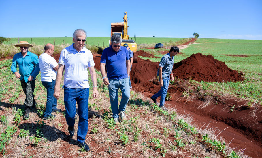 Câmara acompanha obras de recuperação de estradas do interior do município