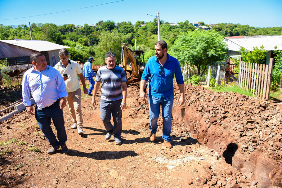 Presidente da Câmara e ex-secretário de Habitação, Everaldo de Oliveira, acompanha instalação de rede de água no Bairro Neri Cavalheiro