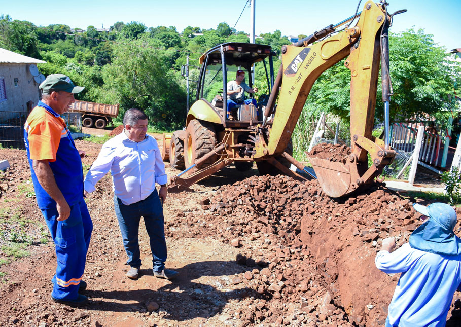 Presidente da Câmara e ex-secretário de Habitação, Everaldo de Oliveira, acompanha instalação de rede de água no Bairro Neri Cavalheiro